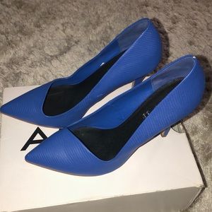 Blue asymmetrical pumps